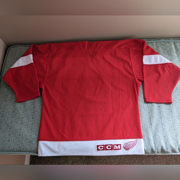 Detroit Red Wings CCM Youth Jersey X/XL - Picture 2 of 13